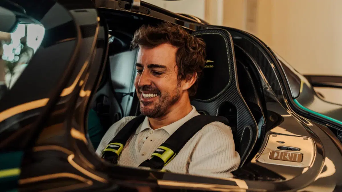 F1. Fernando Alonso guida la sua nuova Aston Martin Valkyrie, persino i pedali sono personalizzati (4)