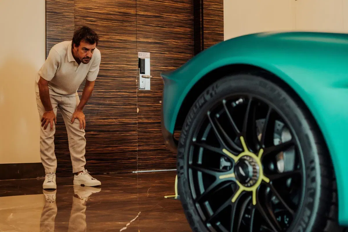 F1. Fernando Alonso guida la sua nuova Aston Martin Valkyrie, persino i pedali sono personalizzati (6)