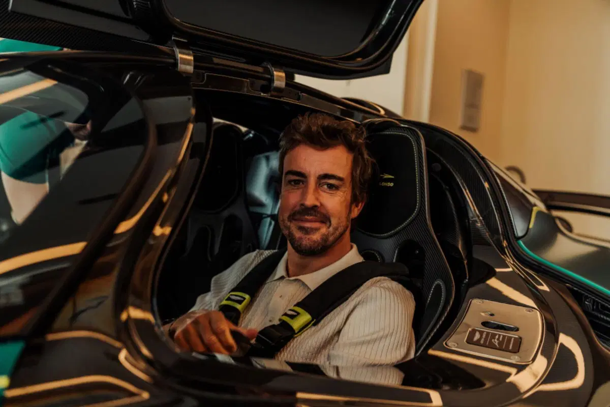 F1. Fernando Alonso guida la sua nuova Aston Martin Valkyrie, persino i pedali sono personalizzati (5)