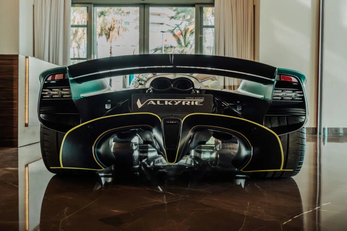 F1. Fernando Alonso guida la sua nuova Aston Martin Valkyrie, persino i pedali sono personalizzati (7)