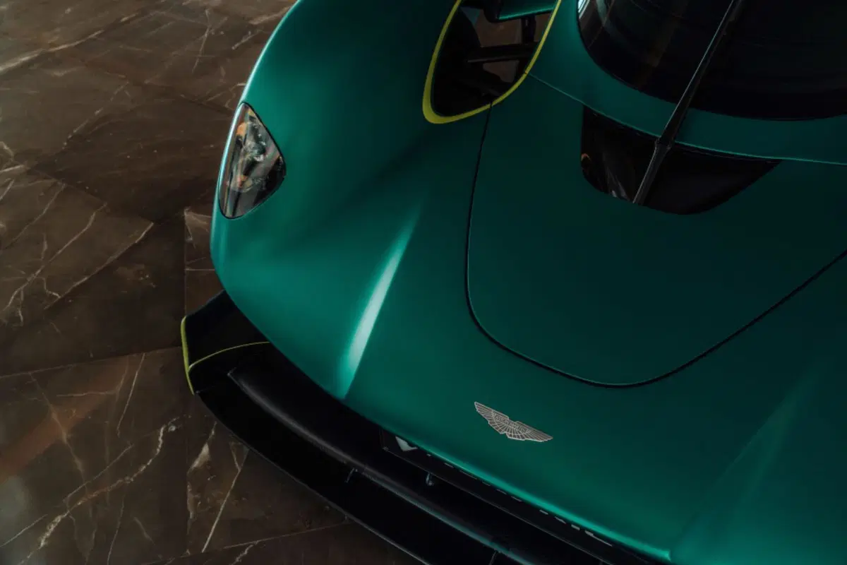 F1. Fernando Alonso guida la sua nuova Aston Martin Valkyrie, persino i pedali sono personalizzati (8)