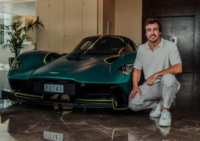 F1. Fernando Alonso guida la sua nuova Aston Martin Valkyrie, persino i pedali sono personalizzati