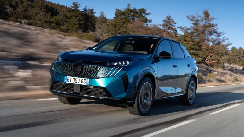 Peugeot 3008: arriva l'ibrida Plug-In in concessionaria, prezzi e allestimenti 