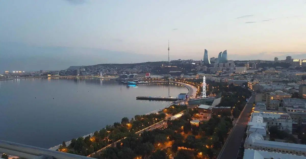 F1. Baku, una citt&agrave; in ascesa grazie al Gran Premio d'Azerbaijan: tra lusso e antichit&agrave;
