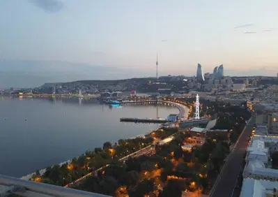 F1. Baku, una città in ascesa grazie al Gran Premio d'Azerbaijan: tra lusso e antichità