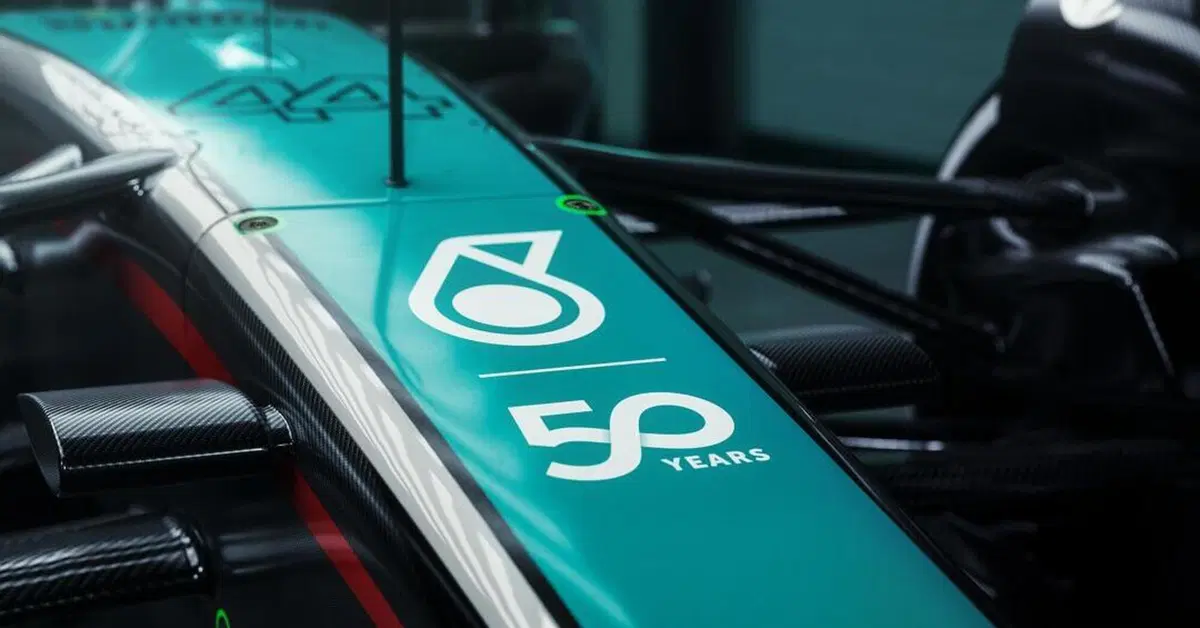 F1. GP Singapore, Mercedes celebra i 50 anni di Petronas. Red Bull abdica la livrea speciale per problemi di peso e Visa Cash App si veste di jeans