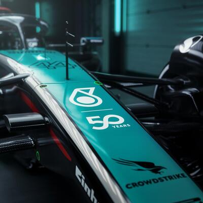 F1. GP Singapore, Mercedes celebra i 50 anni di Petronas. Red Bull abdica la livrea speciale per problemi di peso e Visa Cash App si veste di jeans