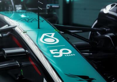 F1. GP Singapore, Mercedes celebra i 50 anni di Petronas. Red Bull abdica la livrea speciale per problemi di peso e Visa Cash App si veste di jeans