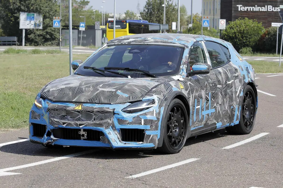 Ferrari Elettrica: avvistato il prototipo a Maranello, ecco le foto spia (3)