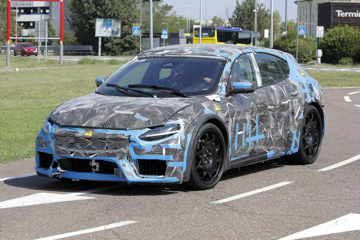Ferrari Elettrica: avvistato il prototipo a Maranello, ecco le foto spia (4)