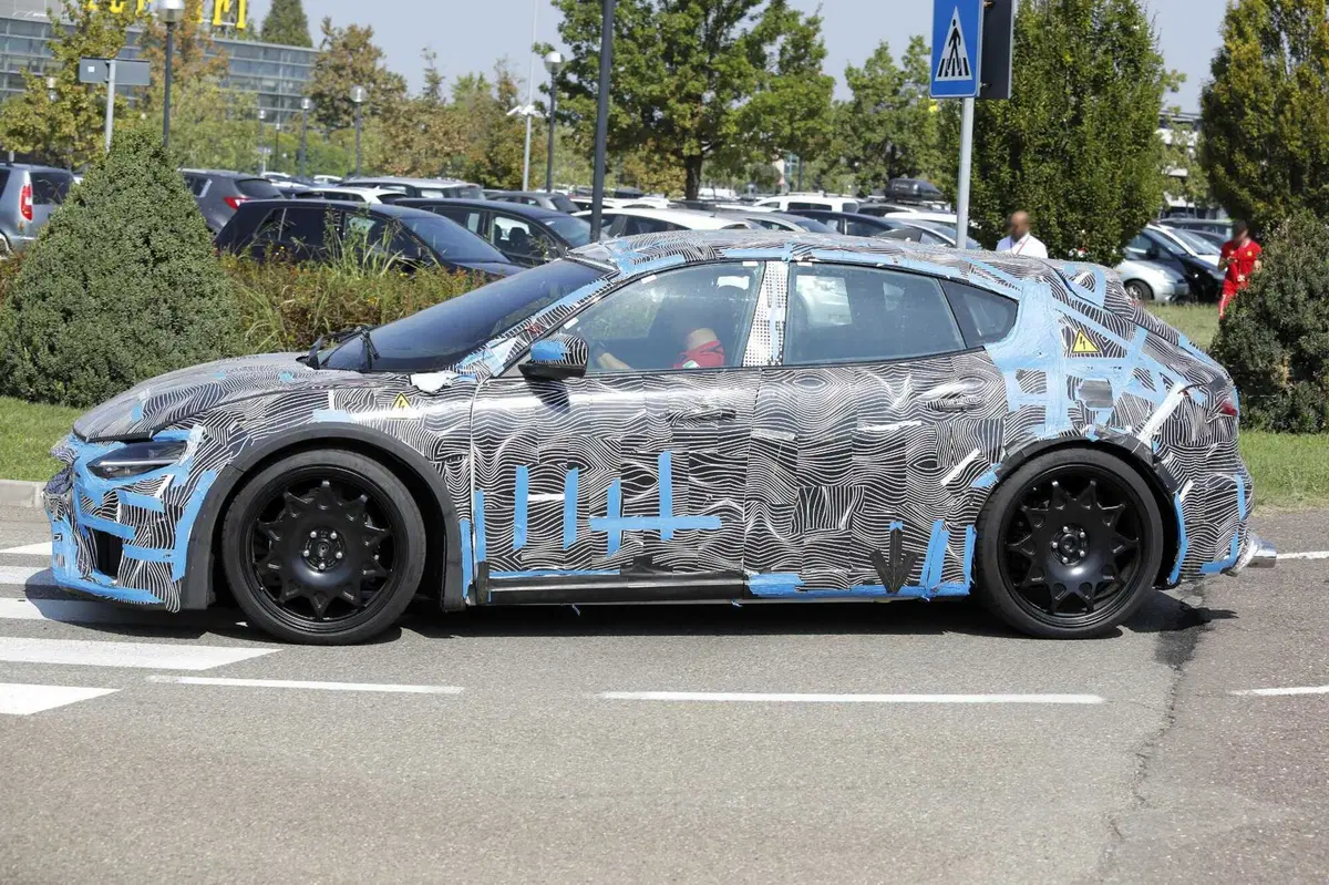 Ferrari Elettrica: avvistato il prototipo a Maranello, ecco le foto spia (6)
