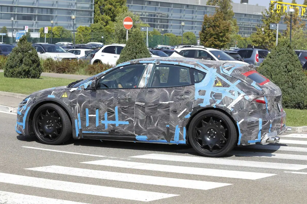 Ferrari Elettrica: avvistato il prototipo a Maranello, ecco le foto spia (7)