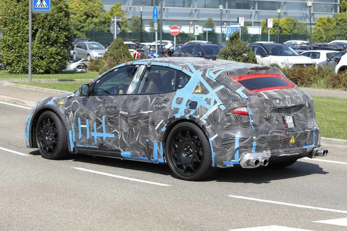 Ferrari Elettrica: avvistato il prototipo a Maranello, ecco le foto spia (8)