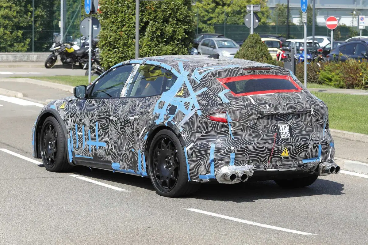 Ferrari Elettrica: avvistato il prototipo a Maranello, ecco le foto spia (9)