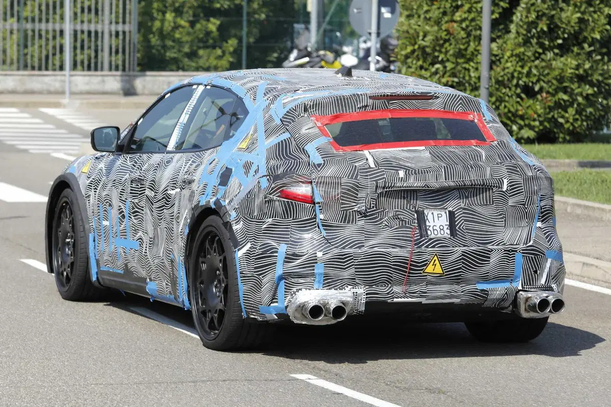 Ferrari Elettrica: avvistato il prototipo a Maranello, ecco le foto spia (10)