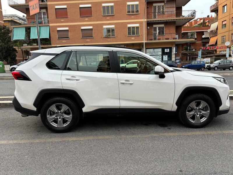 Toyota Rav4 HV (218CV) E-CVT 2WD Active  del 2022 usata a Roma