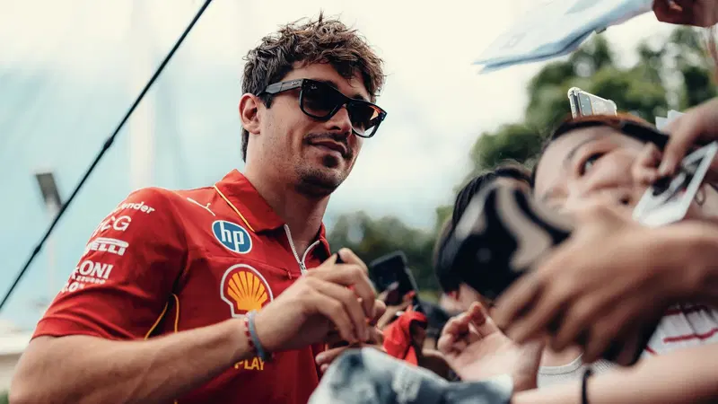 F1. GP Singapore, Leclerc manda una frecciatina alla McLaren: "I nostri aggiornamenti non prevedono un mini DRS"