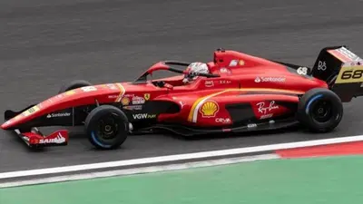 La finta Ferrari "oscurata" nella F4 cinese: era una copia illegale