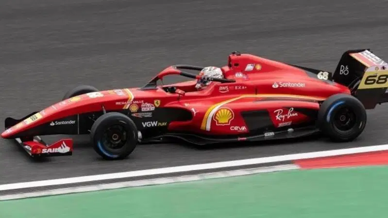 La finta Ferrari "oscurata" nella F4 cinese: era una copia illegale