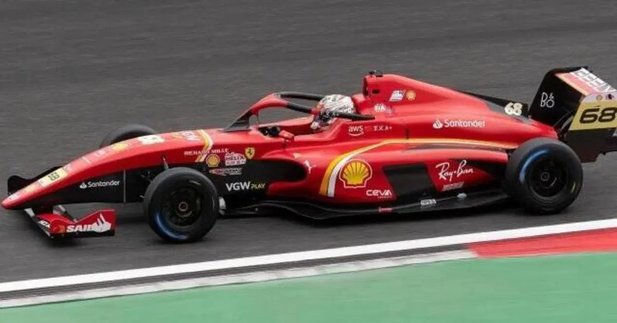 La finta Ferrari "oscurata" nella F4 cinese: era una copia illegale