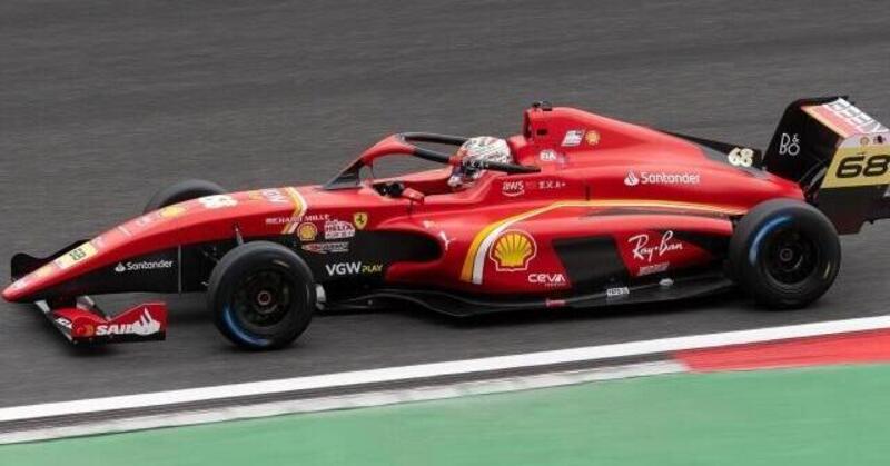 La finta Ferrari &quot;oscurata&quot; nella F4 cinese: era una copia illegale