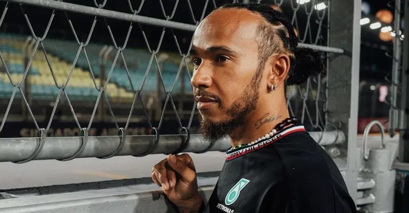 F1. Lewis Hamilton si prepara all'arrivo in Ferrari: iniziate le lezioni di italiano