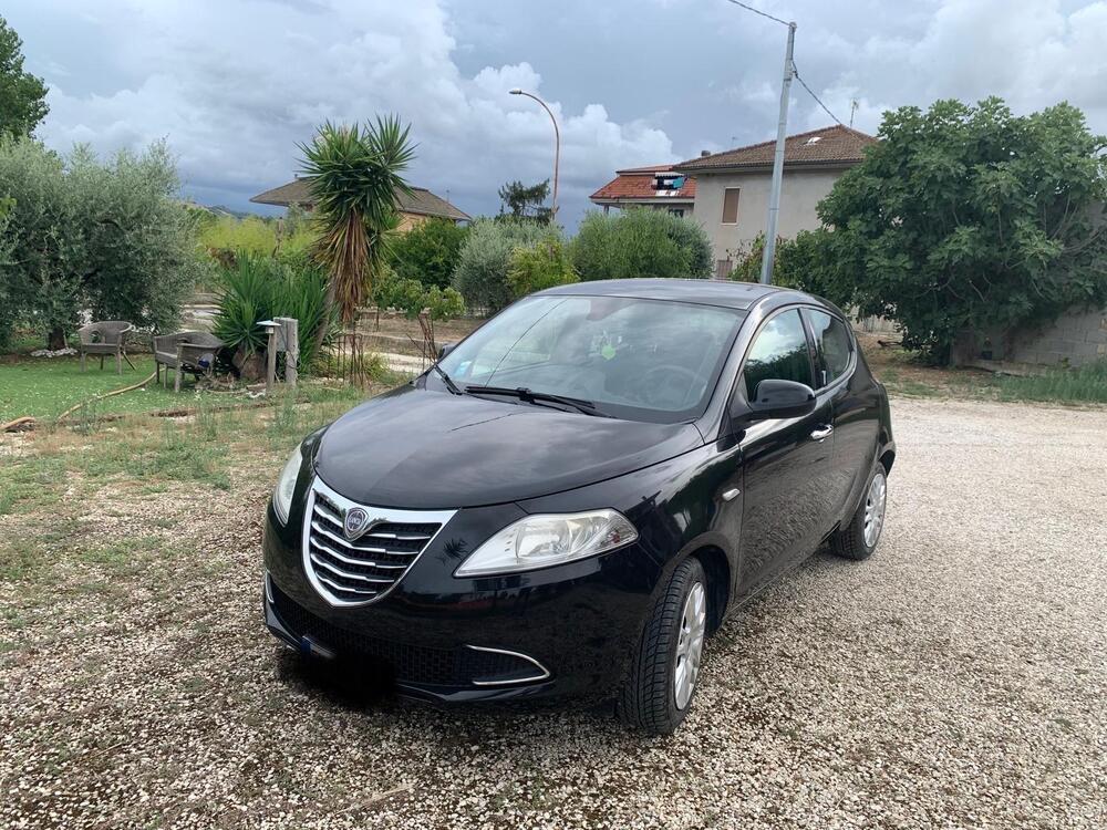 Lancia Ypsilon usata a Ascoli Piceno