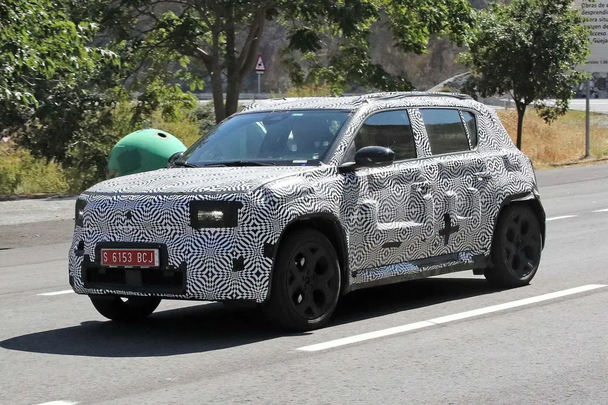 Renault 4: il debutto della nuova francese elettrica è vicino | Foto Spia  (3)