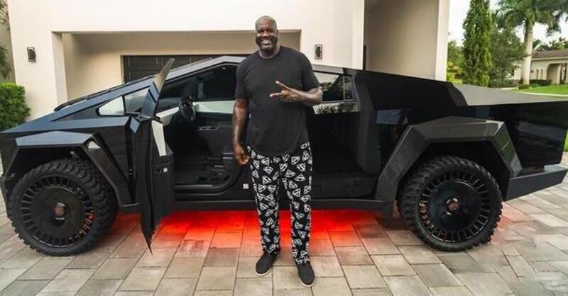 Shaquille O&#039;Neal (2 metri e 16 cm) ha il suo Cybertruck, ma &egrave; un po&#039; speciale