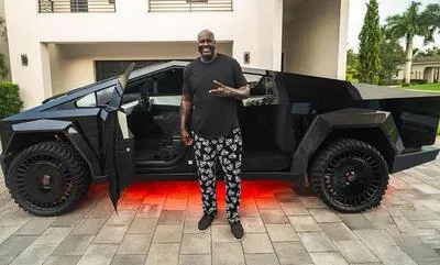 Shaquille O&#039;Neal (2 metri e 16 cm) ha il suo Cybertruck, ma &egrave; un po&#039; speciale