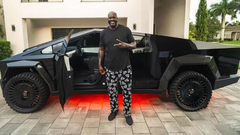 Shaquille O'Neal (2 metri e 16 cm) ha il suo Cybertruck, ma &egrave; un po' speciale