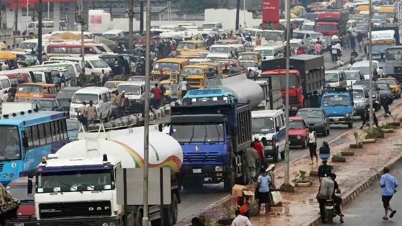 Sapete che fine fanno le vecchie auto a benzina? Finiscono in Africa (e nei Paesi pi&ugrave; poveri)