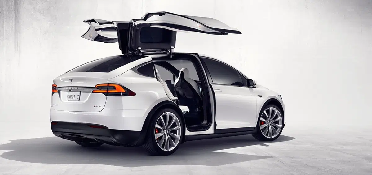 Tesla Model X, svelata la nuova crossover elettrica californiana (12)