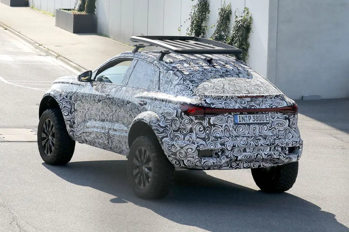 Audi Q6 e-tron Sportback: preparativi per una versione Dakar? [FOTO SPIA] (2)