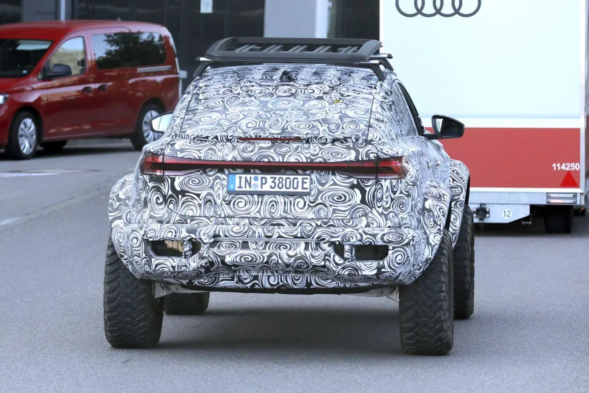 Audi Q6 e-tron Sportback: preparativi per una versione Dakar? [FOTO SPIA] (4)