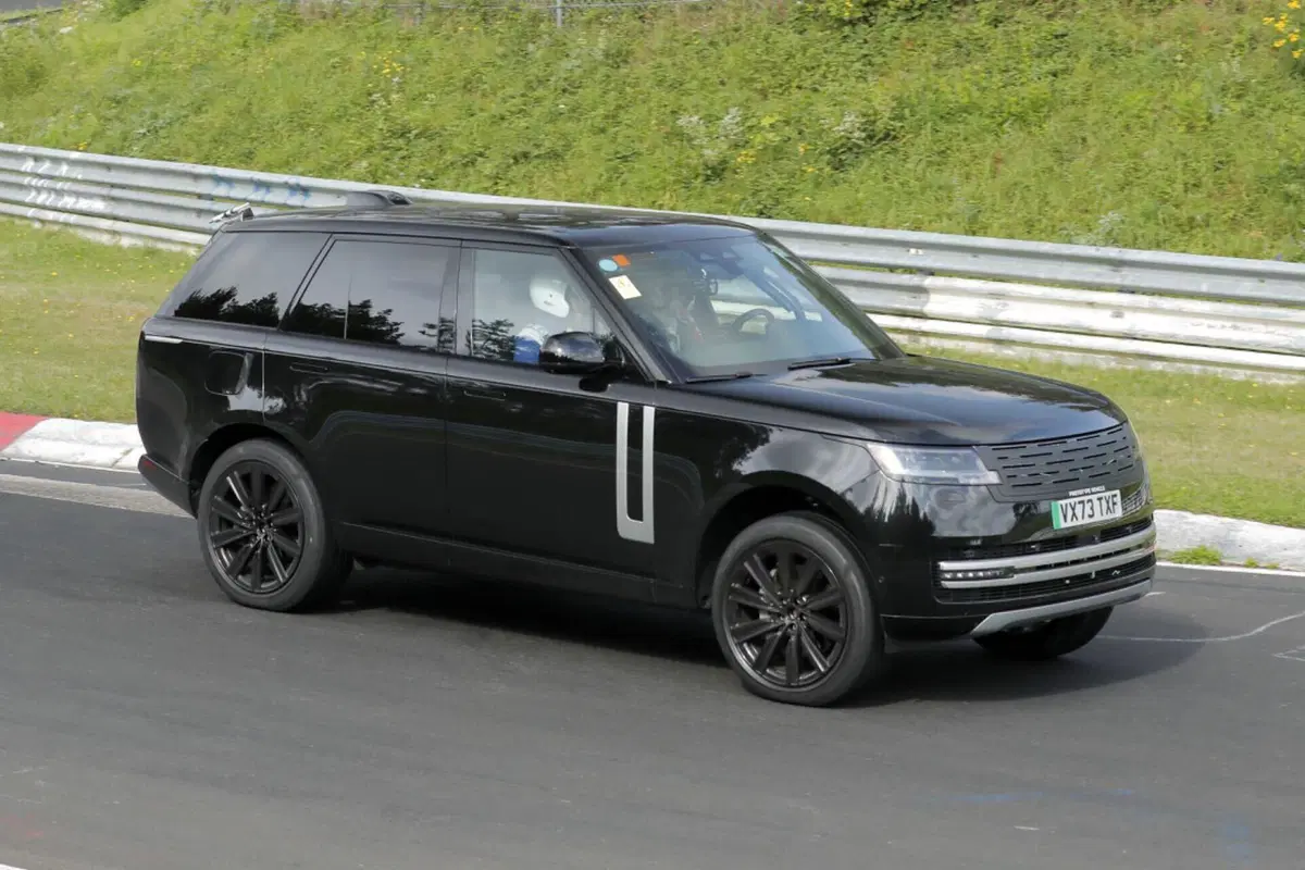 Range Rover: ecco il prototipo 100% elettrico al Nurburgring | Foto Spia (2)