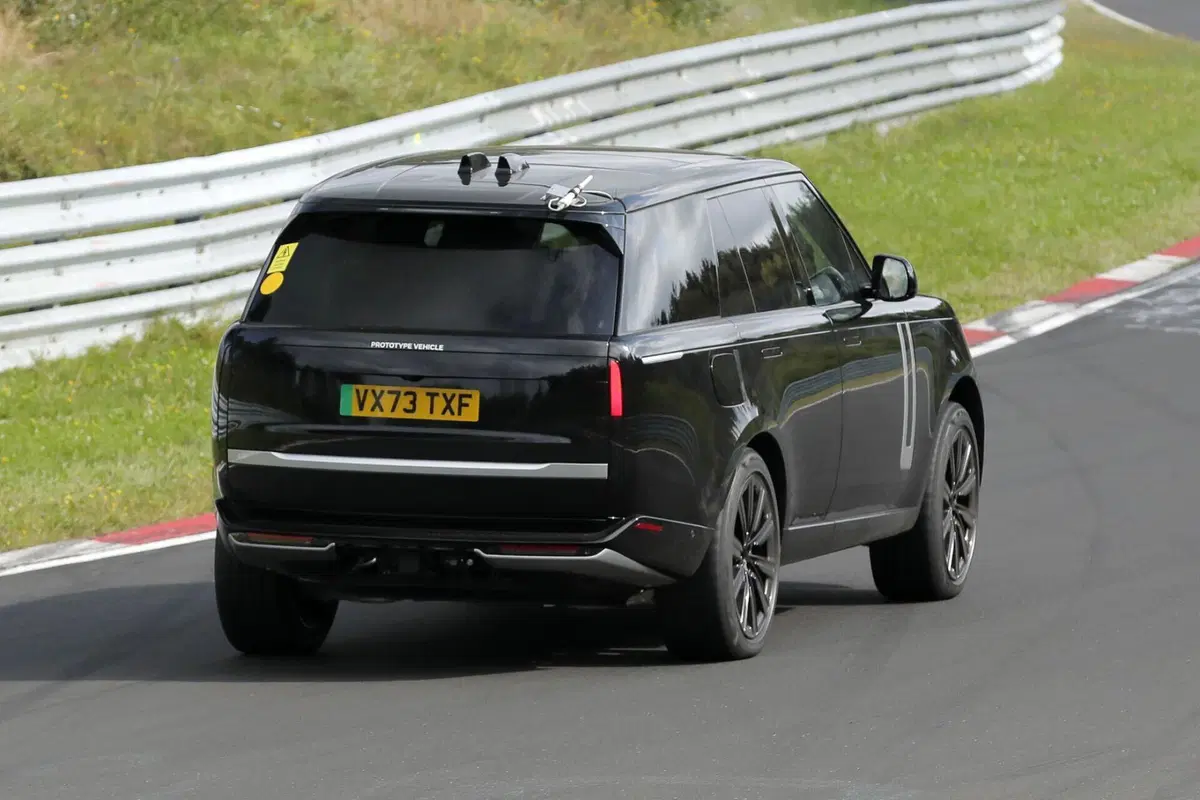 Range Rover: ecco il prototipo 100% elettrico al Nurburgring | Foto Spia (5)
