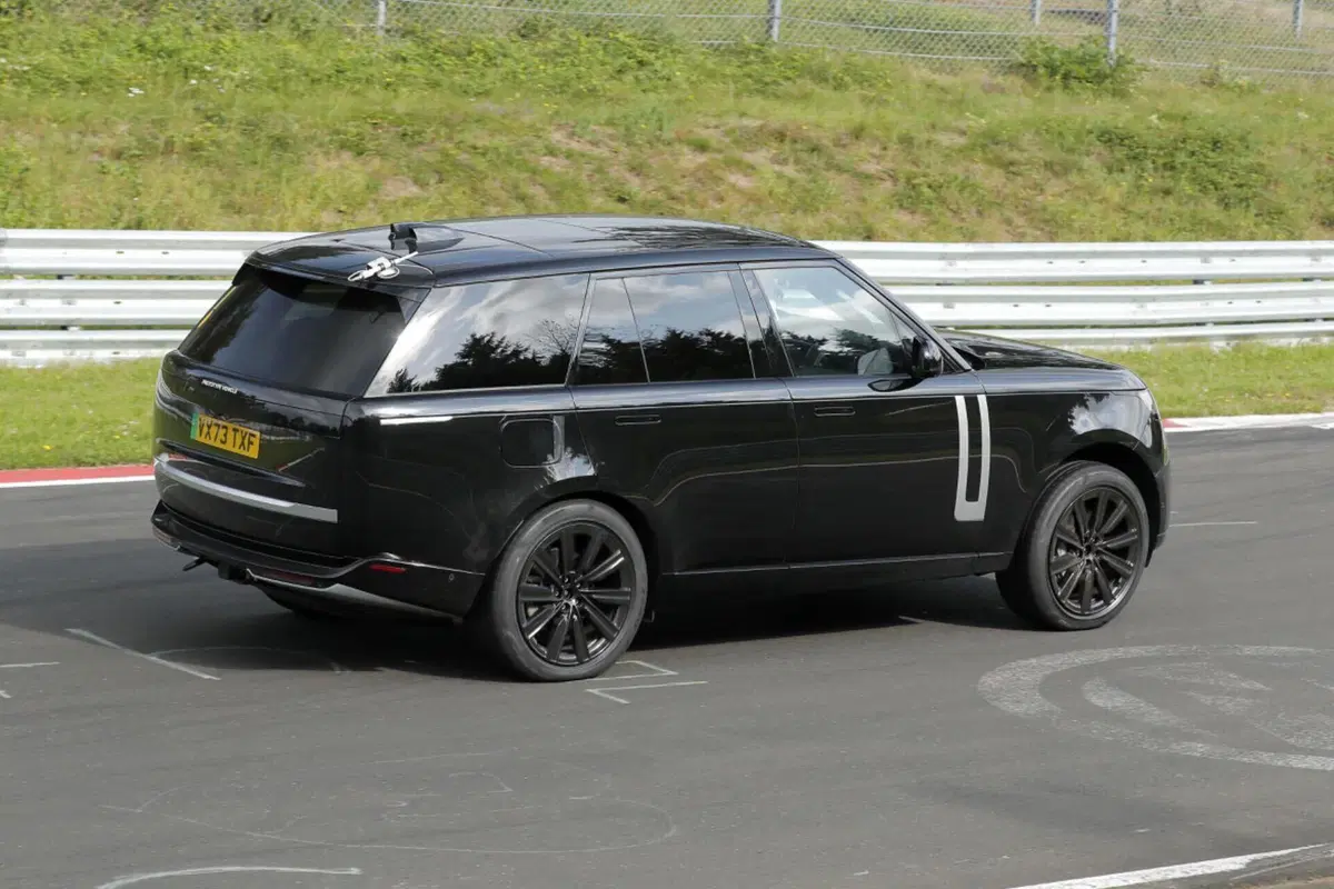 Range Rover: ecco il prototipo 100% elettrico al Nurburgring | Foto Spia (6)