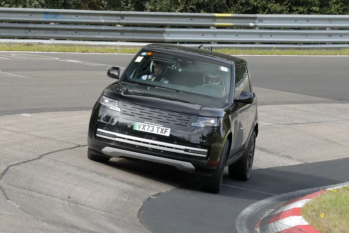 Range Rover: ecco il prototipo 100% elettrico al Nurburgring | Foto Spia (11)
