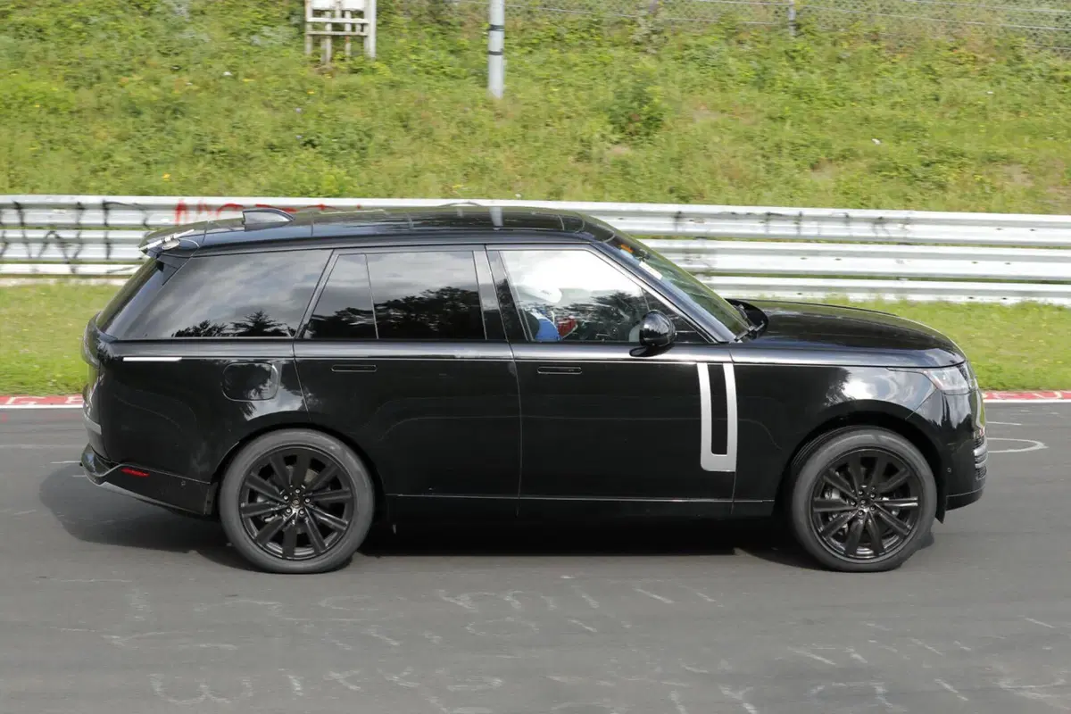 Range Rover: ecco il prototipo 100% elettrico al Nurburgring | Foto Spia (7)