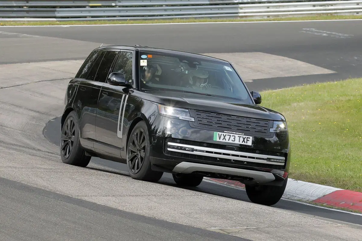 Range Rover: ecco il prototipo 100% elettrico al Nurburgring | Foto Spia (9)