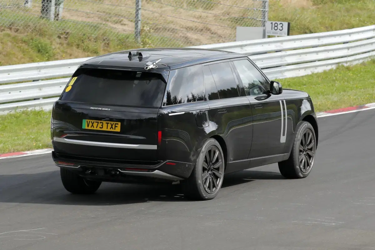 Range Rover: ecco il prototipo 100% elettrico al Nurburgring | Foto Spia (8)