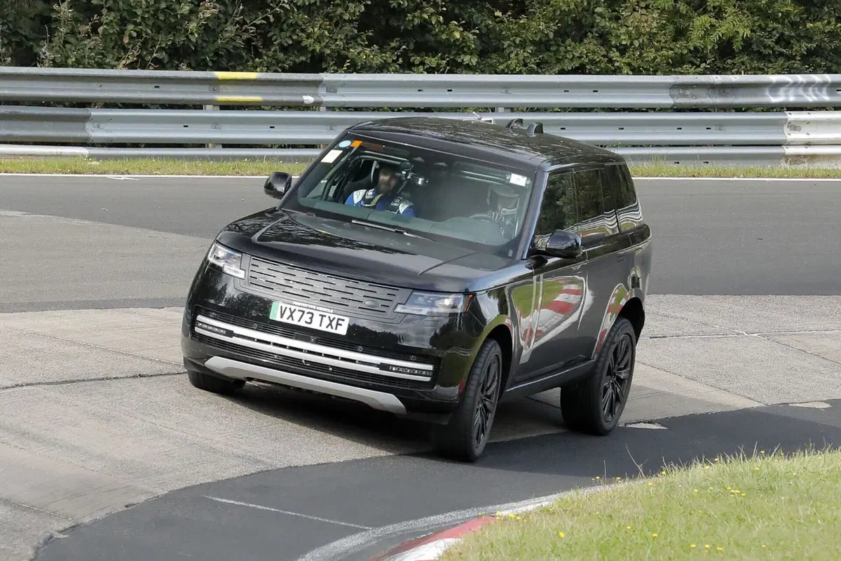 Range Rover: ecco il prototipo 100% elettrico al Nurburgring | Foto Spia (10)