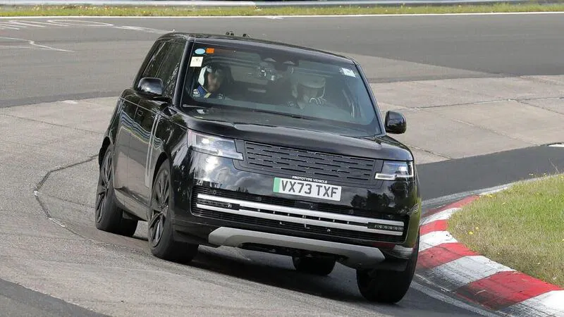 Range Rover: ecco il prototipo 100% elettrico al Nurburgring | Foto Spia