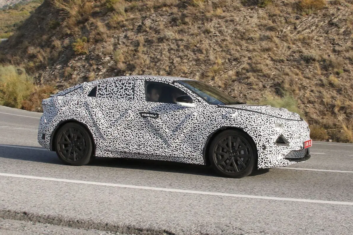 Alpine A390: la nuova elettrica spiata prima del Salone di Parigi | Foto Spia (2)