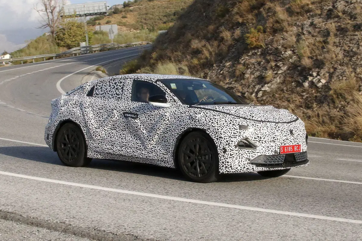 Alpine A390: la nuova elettrica spiata prima del Salone di Parigi | Foto Spia (3)