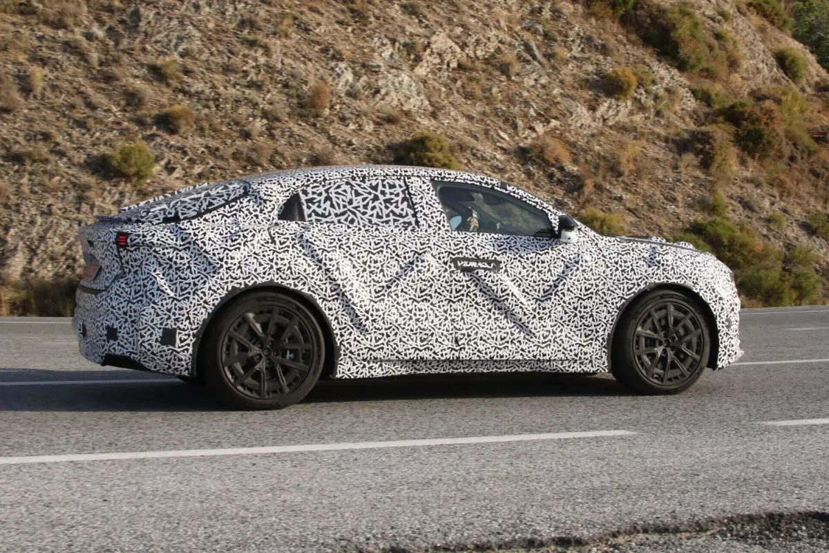 Alpine A390: la nuova elettrica spiata prima del Salone di Parigi | Foto Spia (4)