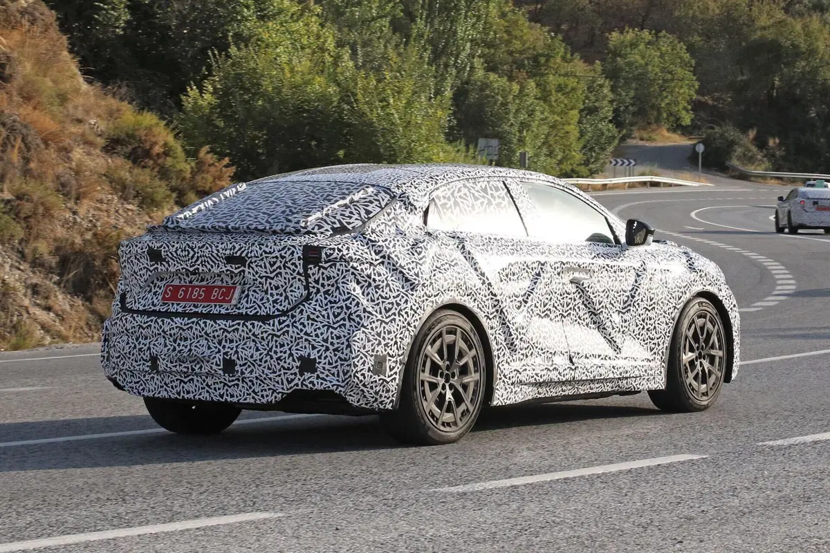 Alpine A390: la nuova elettrica spiata prima del Salone di Parigi | Foto Spia (5)