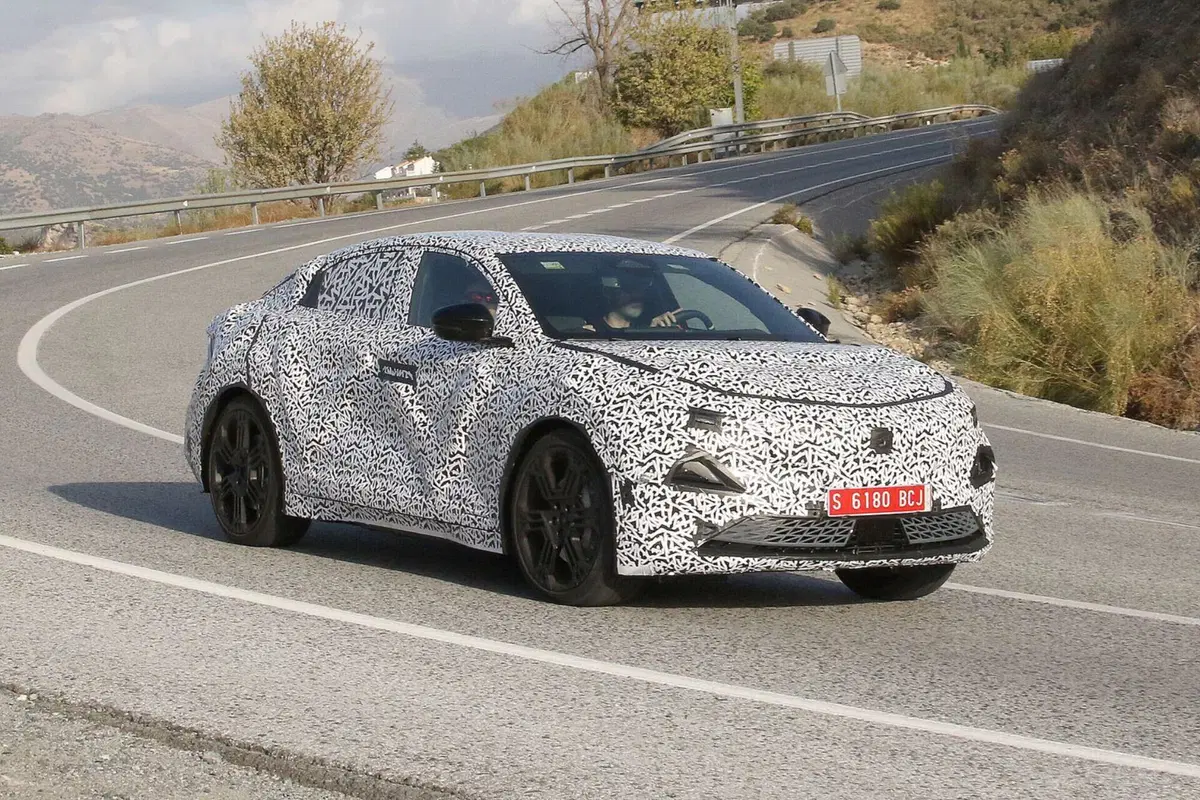 Alpine A390: la nuova elettrica spiata prima del Salone di Parigi | Foto Spia (6)