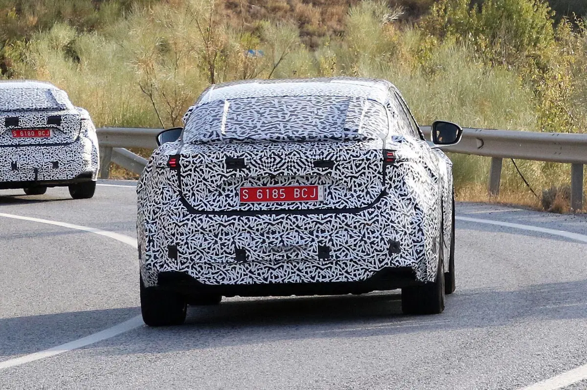 Alpine A390: la nuova elettrica spiata prima del Salone di Parigi | Foto Spia (7)
